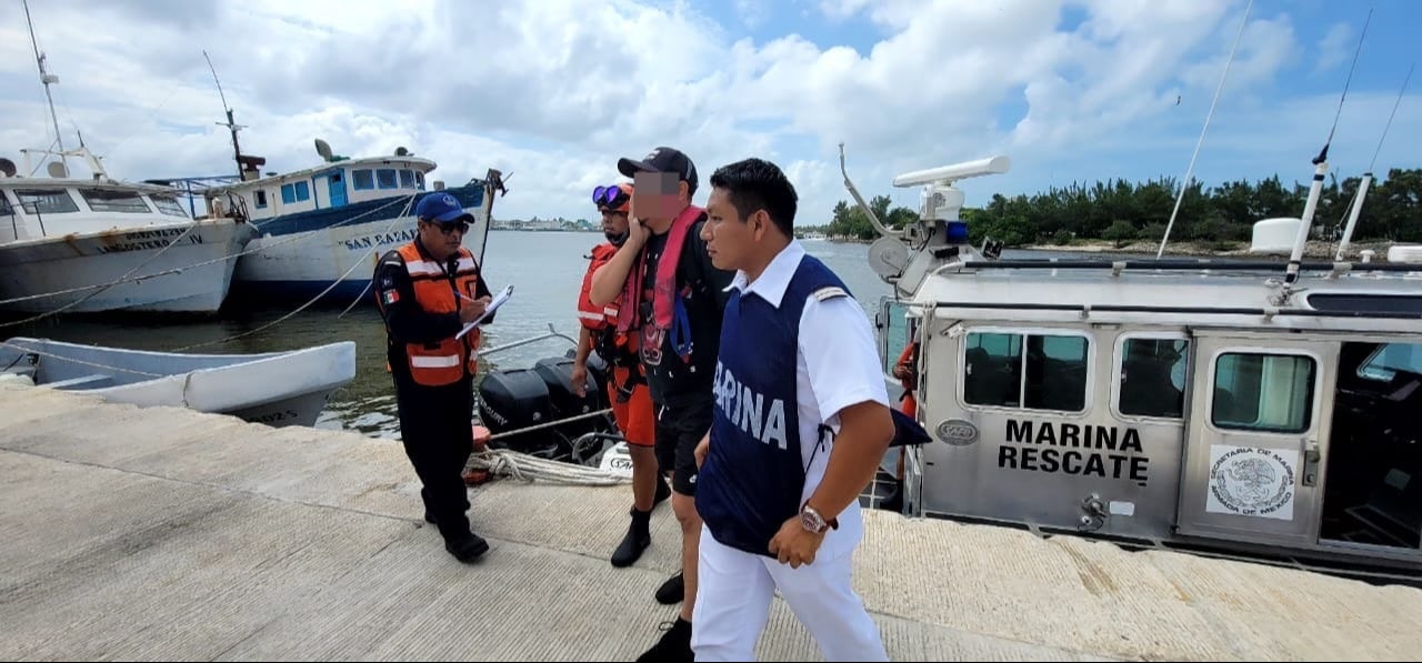 Salvan la vida de un par de tripulantes a bordo de un barco y realizan cierre a la navegación