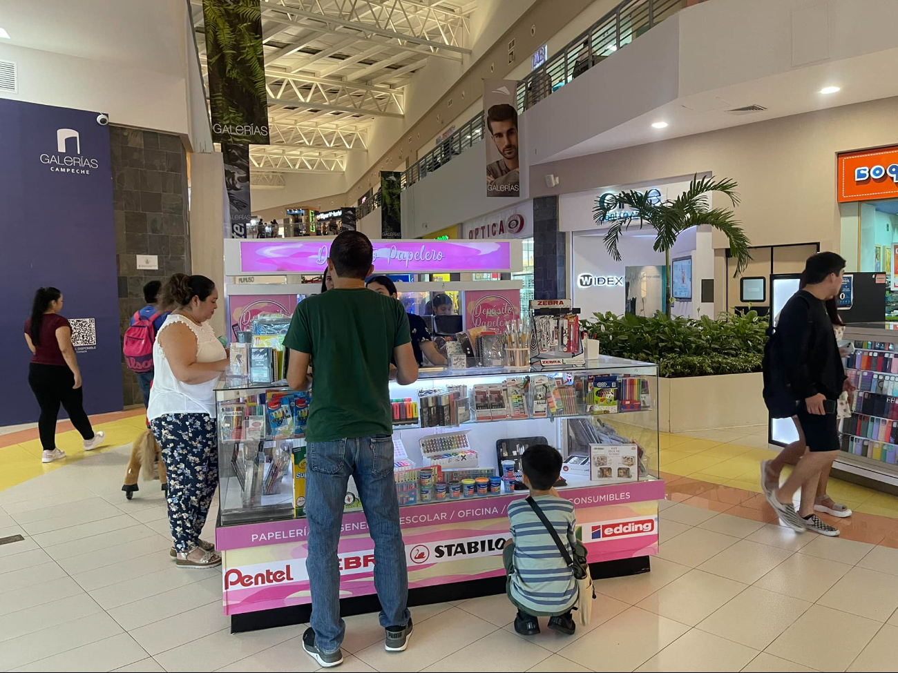 También puedes comprar regalos como ropa tradicional, dulces locales, experiencias al aire libre y herramientas