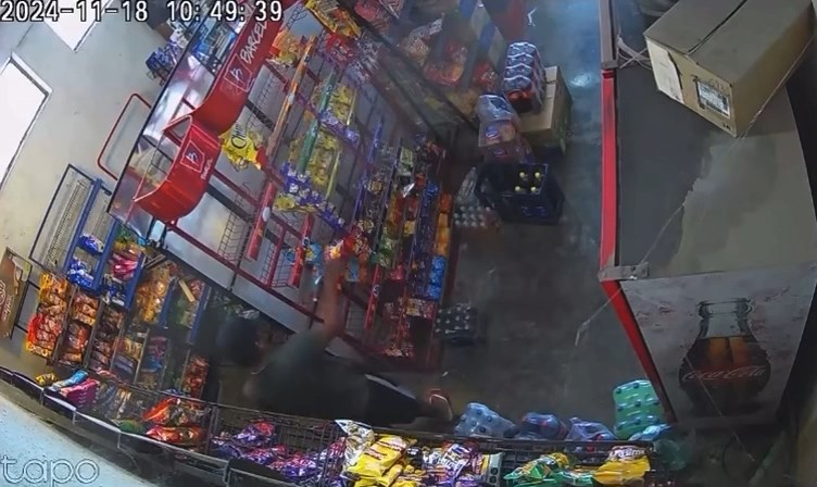 Cámaras captan a ladrón de frituras en tienda de Escárcega: VIDEO