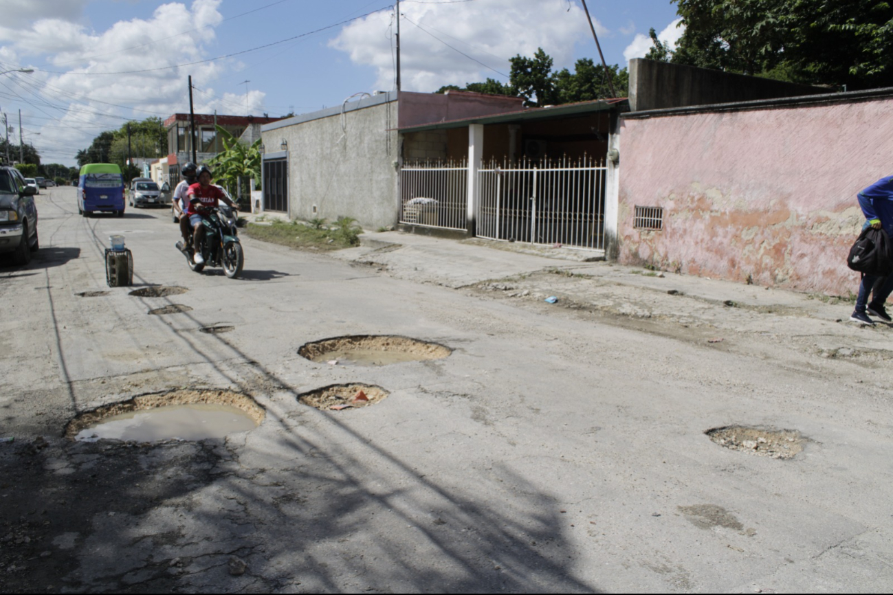 Lluvias agravan baches en Mérida; calles se convierten en cráteres