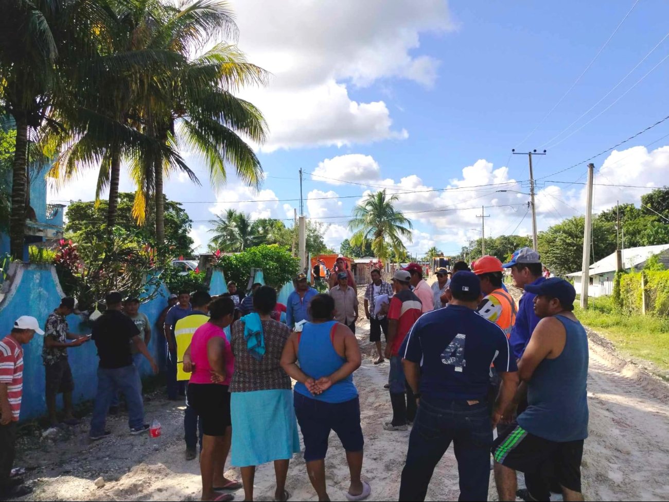 La empresa se comprometió a rehabilitar la calle principal y reparar las banquetas dañadas