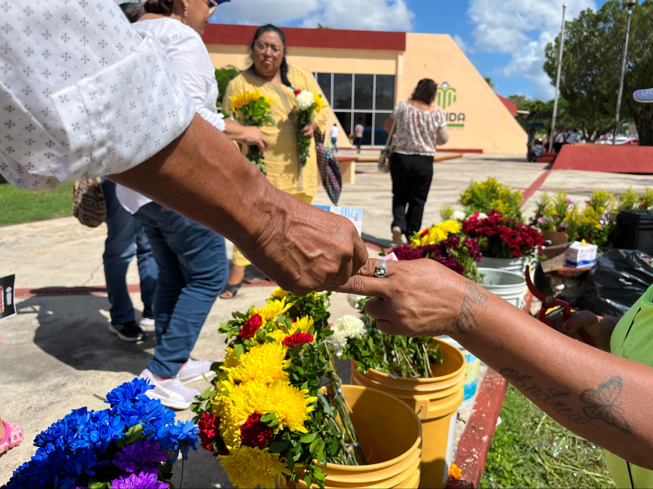 Los ramos de flores como el cempasúchil el pompón y la virginia se venden en 50 pesos al interior del cementerio