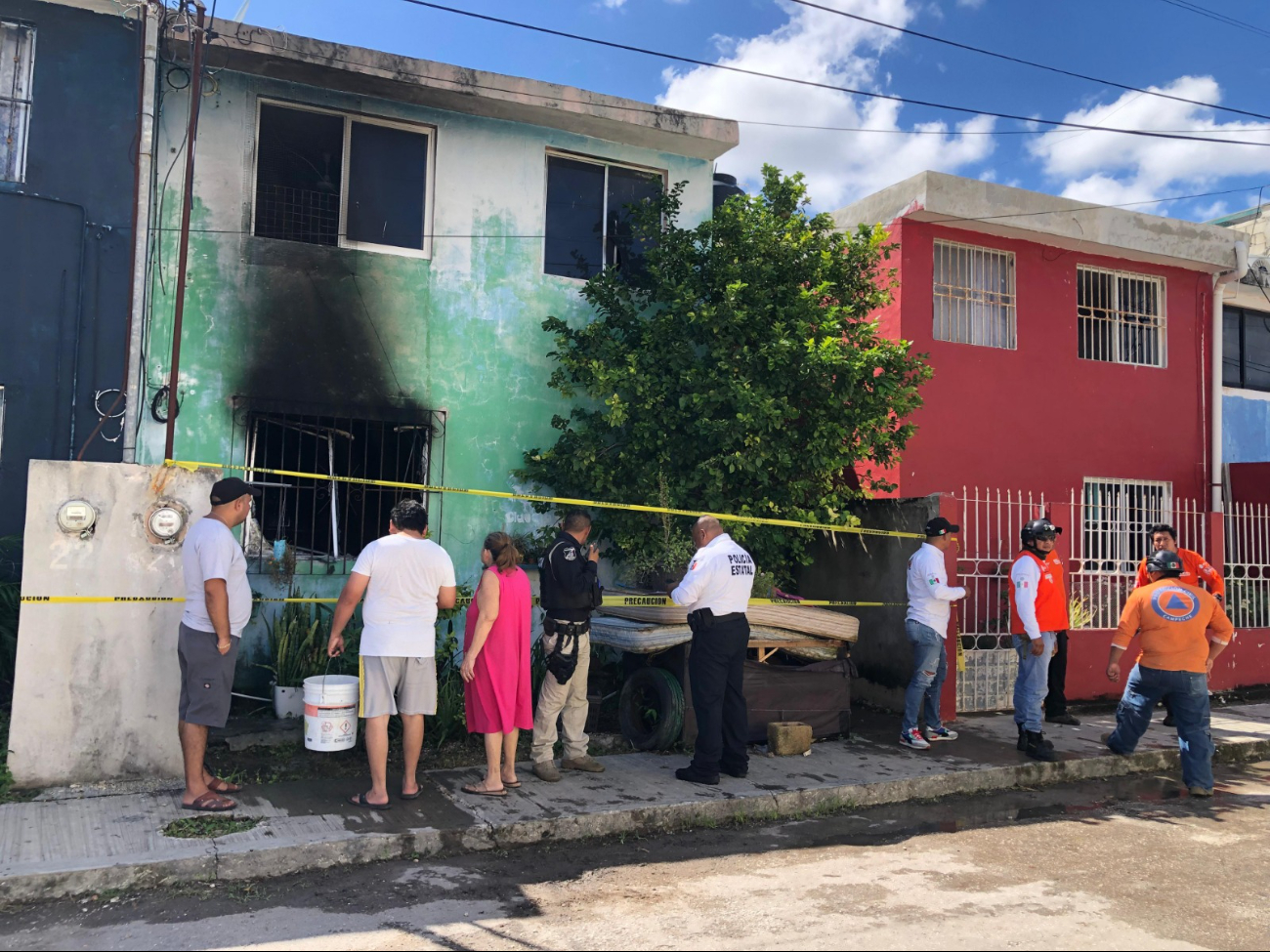 Un policía de Campeche arriesgó su vida para rescatar a dos personas y tres perros de una vivienda en llamas