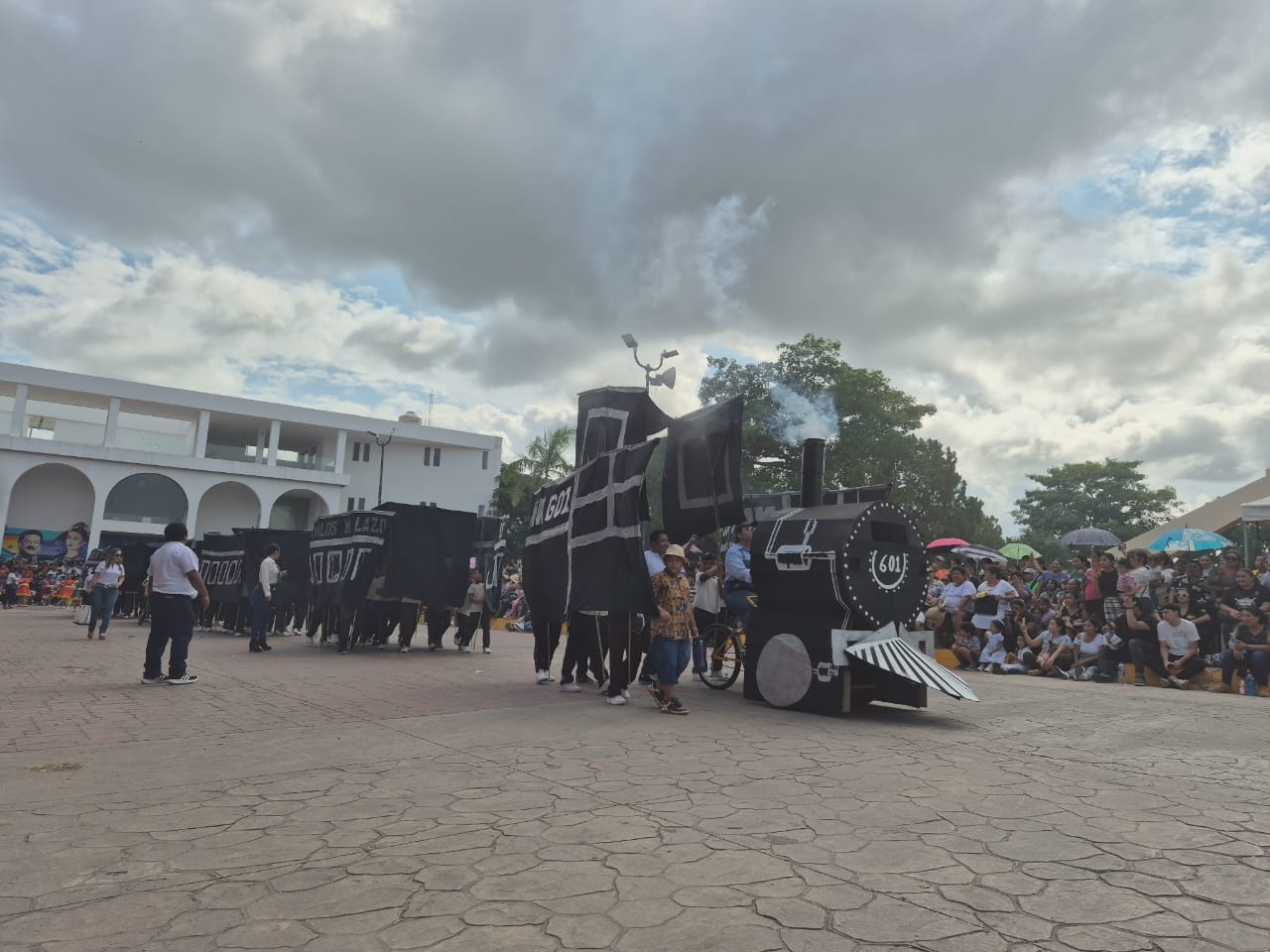 "Locomotora de vapor" sorprende en desfile de la Revolución Méxicana en Champotón  