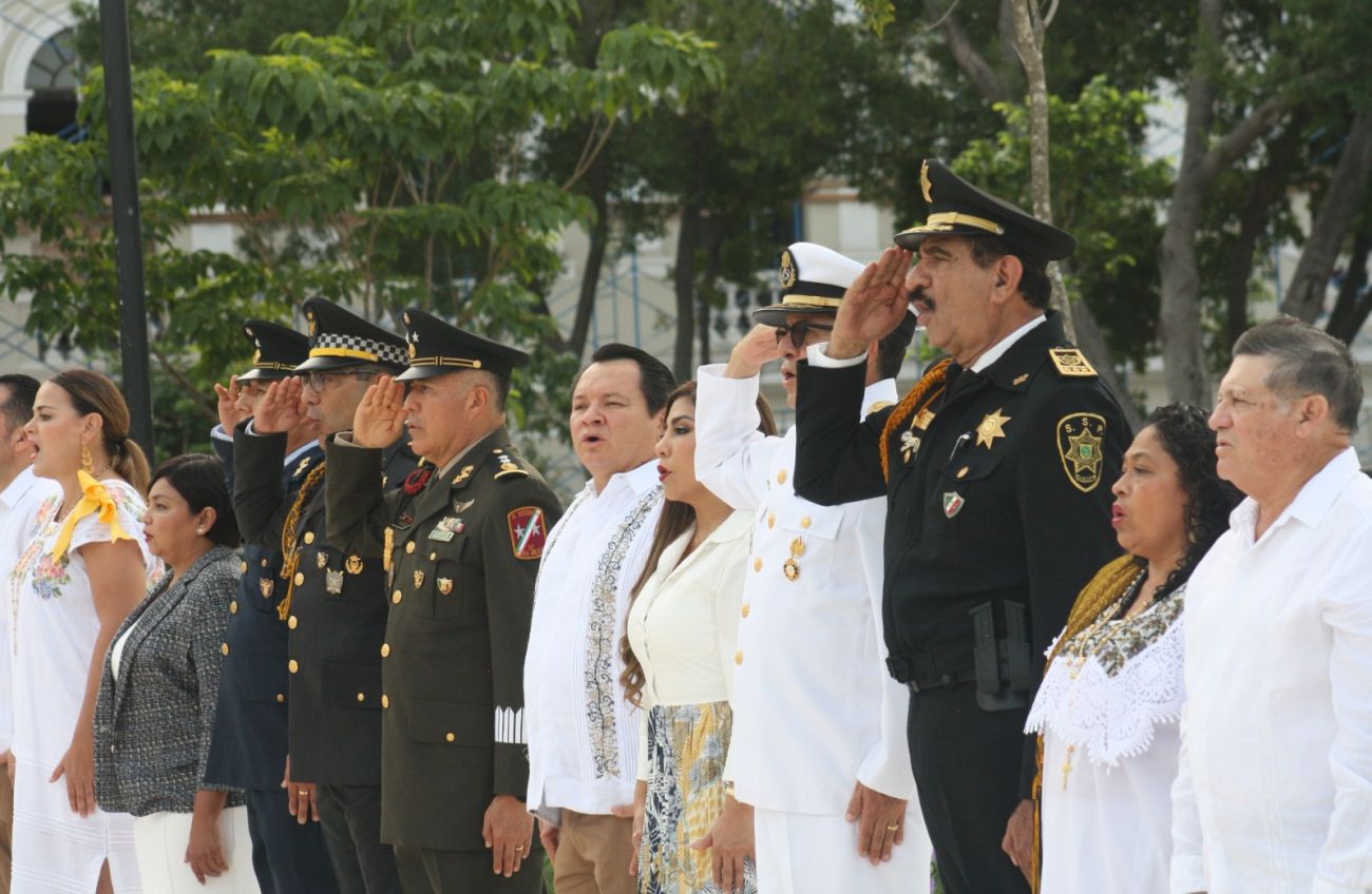 El desfile arrancó con el izamiento de la Bandera de México