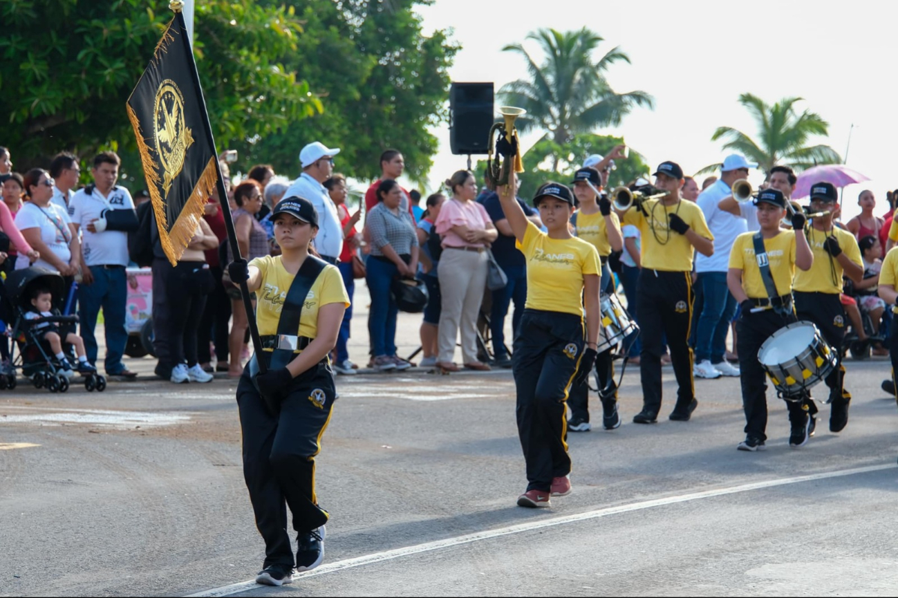 El desfile de la avenida Héroes, a la altura del Museo Maya