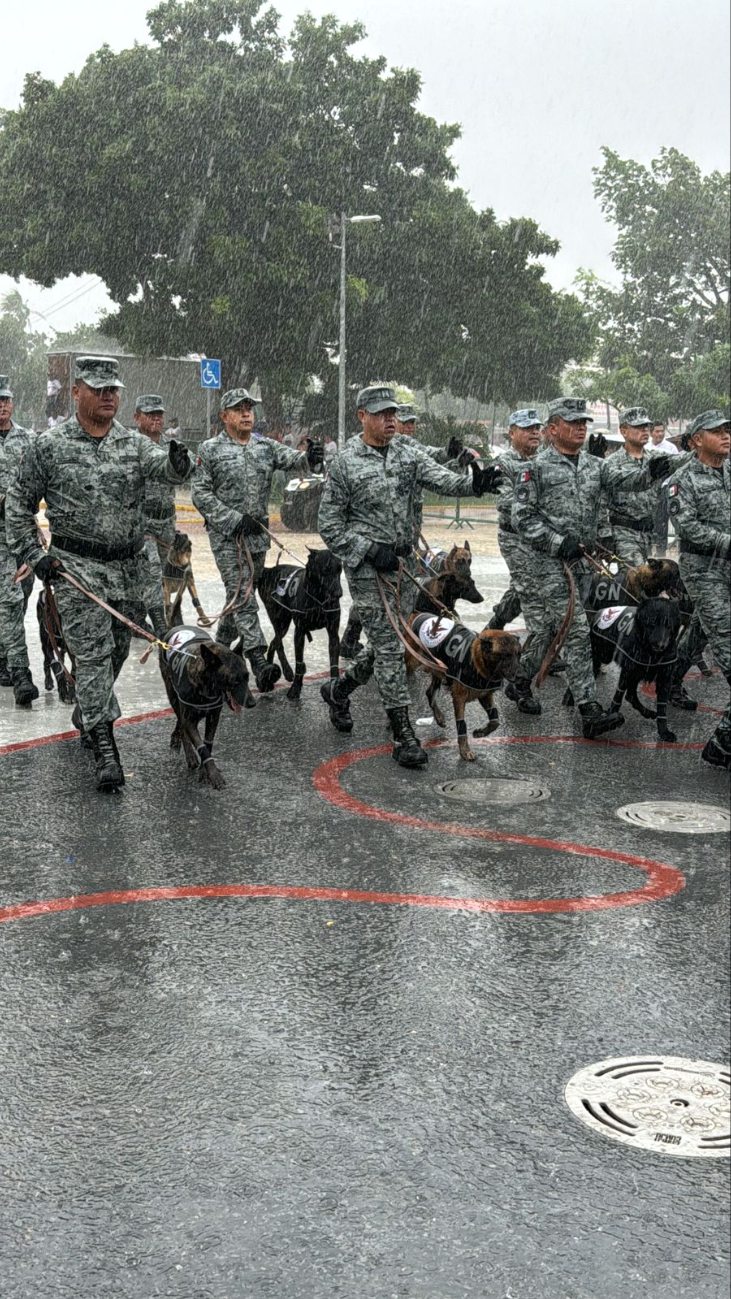 Elementos de la policía siguieron las formaciones con normalidad