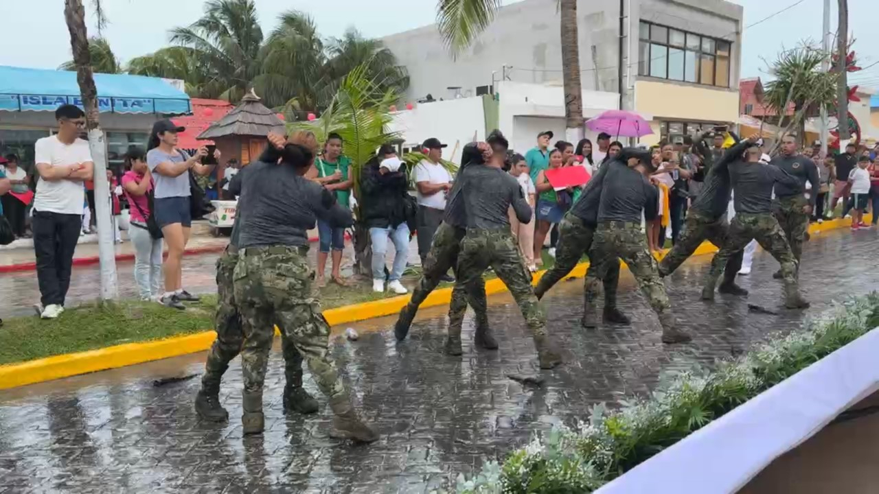 Elementos realizaron presentaciones bajo la lluvia