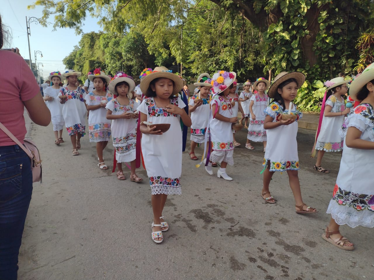 Estudiantes de la comunidad de la zona maya desfilaron con vestimenta de la región