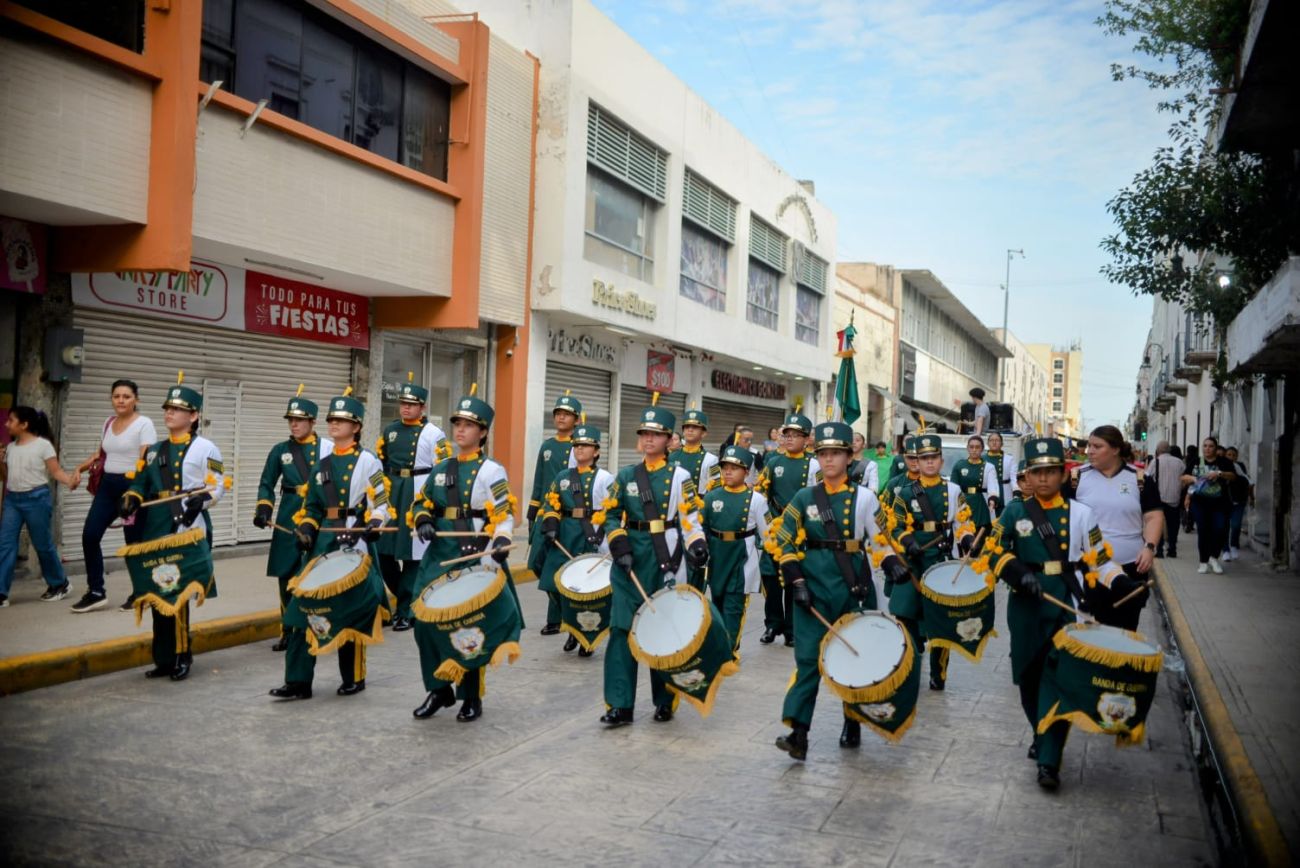 Estudiantes formaron parte del desfile con las bandas de guerra