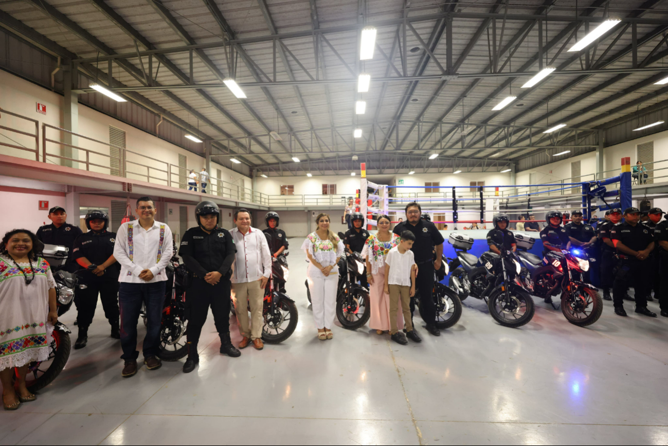 Huacho Díaz y Beto Parra hacen entrega de motocicletas en Ticul.