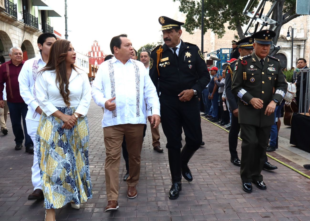 Joaquín Díaz Mena encabezó su primer desfile como Gobernador