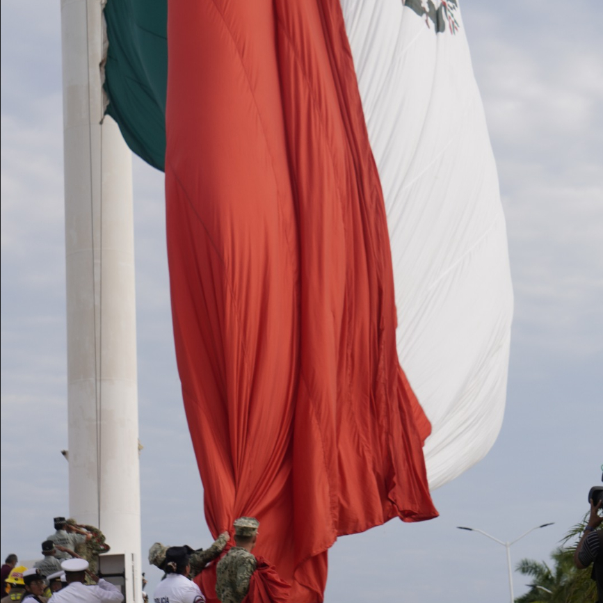 La ceremonia incluyó el izamiento de la bandera y la entonación del himno nacional