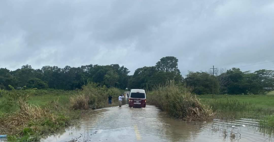 Inundación en la carretera Candelaria-Miguel Hidalgo daña a vehículos de transporte 