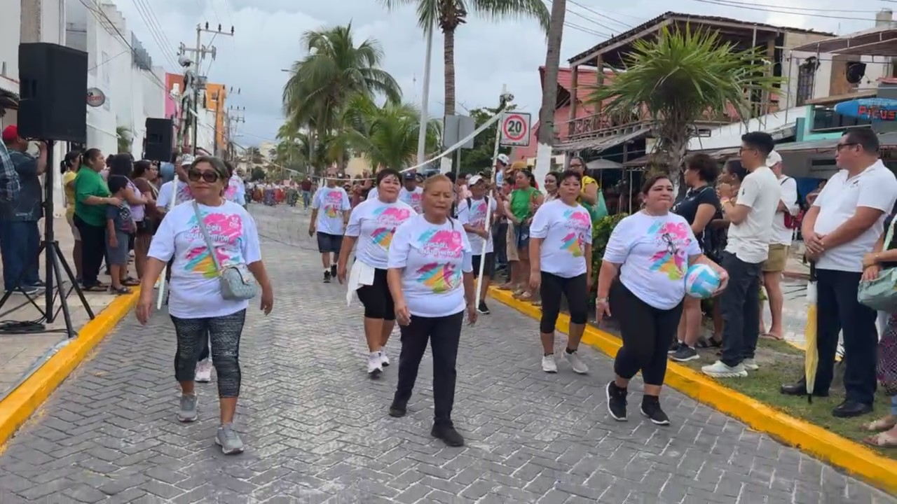 Más de mil personas asisten  al desfile del aniversario de la Revolución Mexicana en  Isla Mujeres