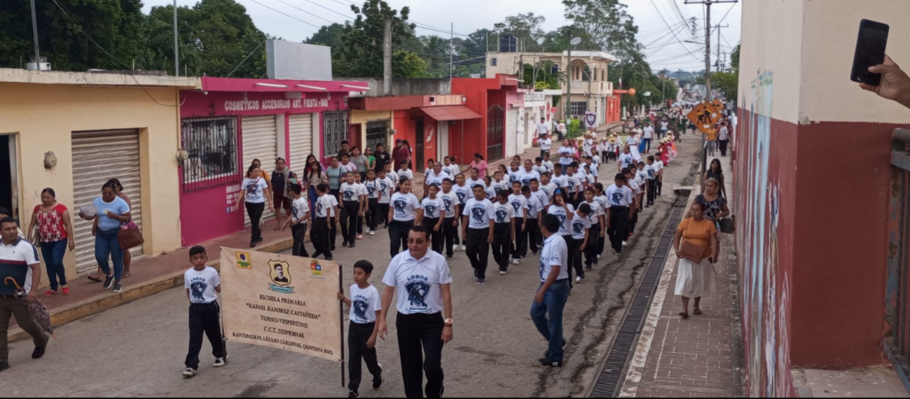 Colorido desfile en Lázaro Cárdenas, Quintana Roo conmemora el 214 Aniversario de la Revolución Mexicana