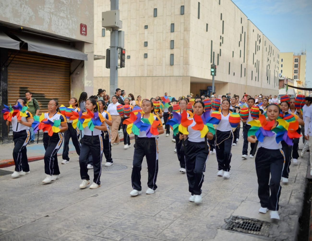 Los colores no faltaron en el desfile en Mérida