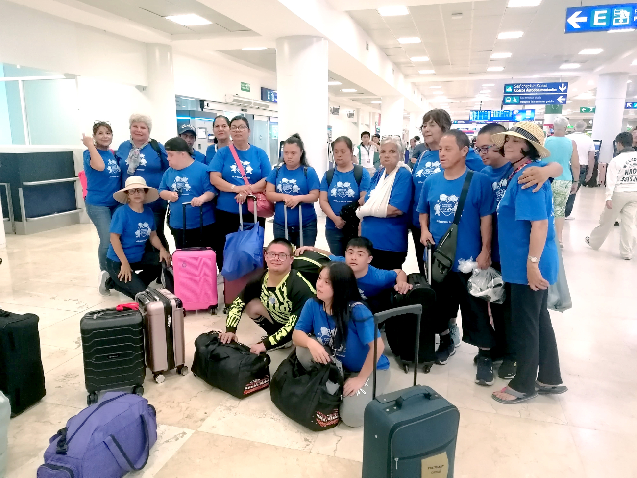 Los jugadores, quienes llegaron el pasado 14 de noviembre y volvieron ayer a su tierra, posaron antes de subir a su avión