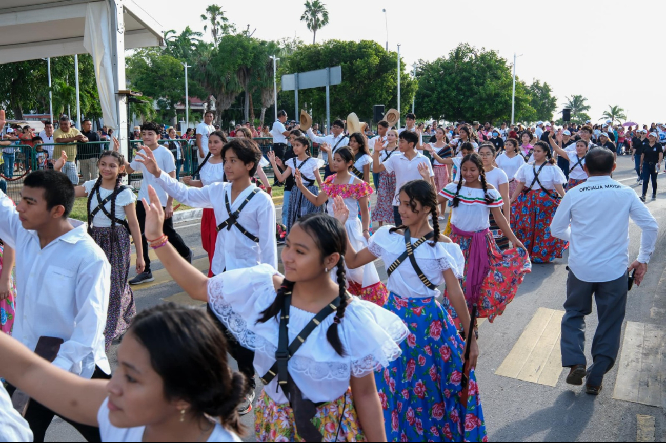 Más de 7 mil personas participaron en el desfile del 20 de noviembre