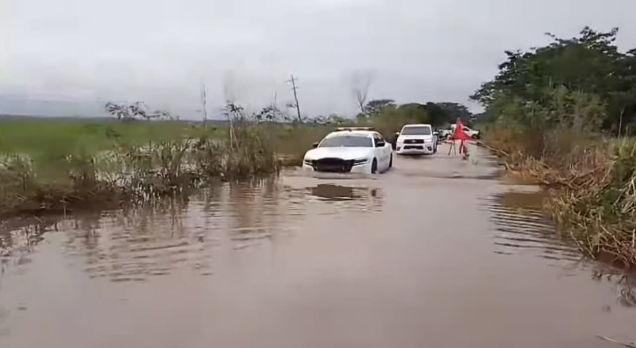 La crecida de los cuerpos de agua en la zona afecta la circulación y la seguridad de conductores y pasajeros