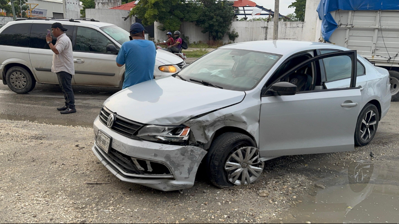 Un conductor se quedó dormido al volante y causó un choque en la avenida Isla de Tris