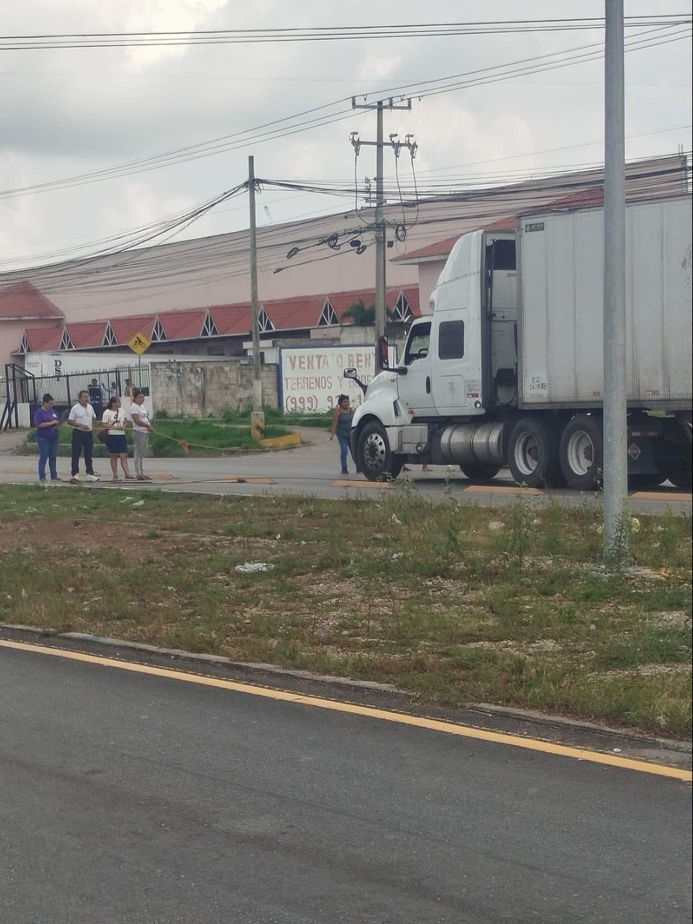 Vecinos presionaron a la CFE, cerrando la carretera Mérida-Umán