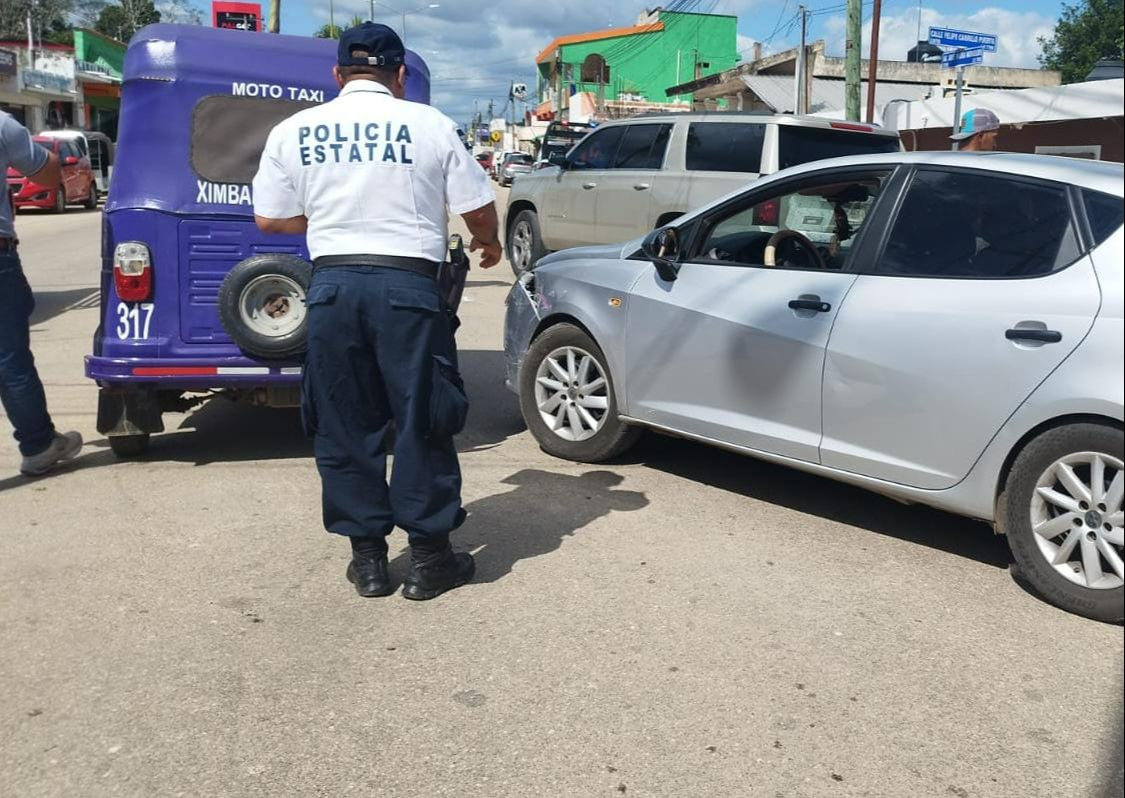 Carro impacta contra un mototaxi en José María Morelos, en la avenida principal con calle Felipe Carrillo Puerto.