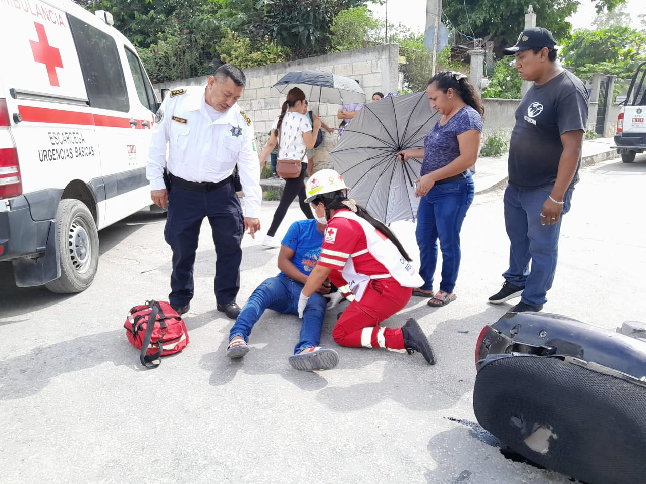 El accidente ocurrió en la colonia Unidad Esfuerzo y Trabajo 2, cuando la camioneta no respetó el paso de preferencia de la motocicleta