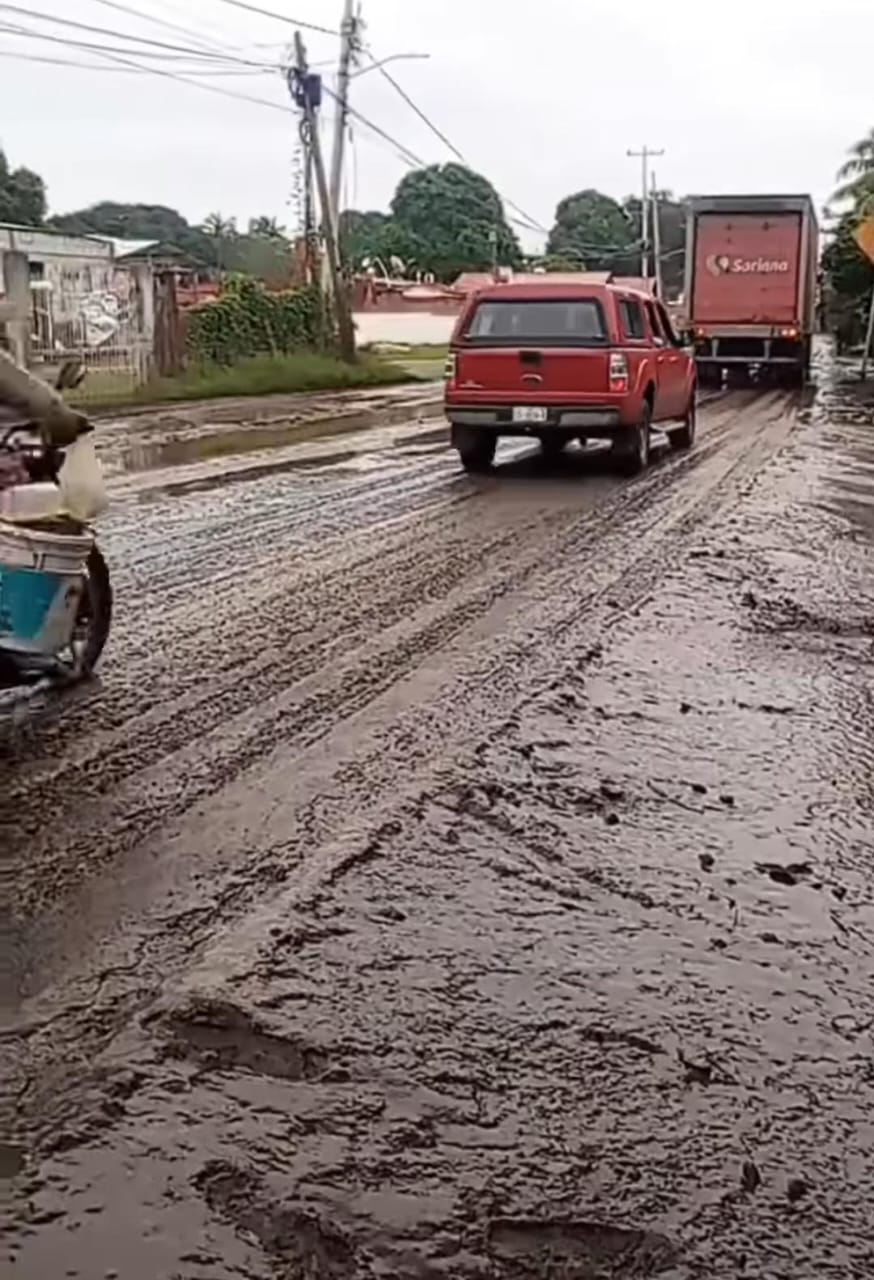 El intenso tráfico vehicular impide avanzar a los militares