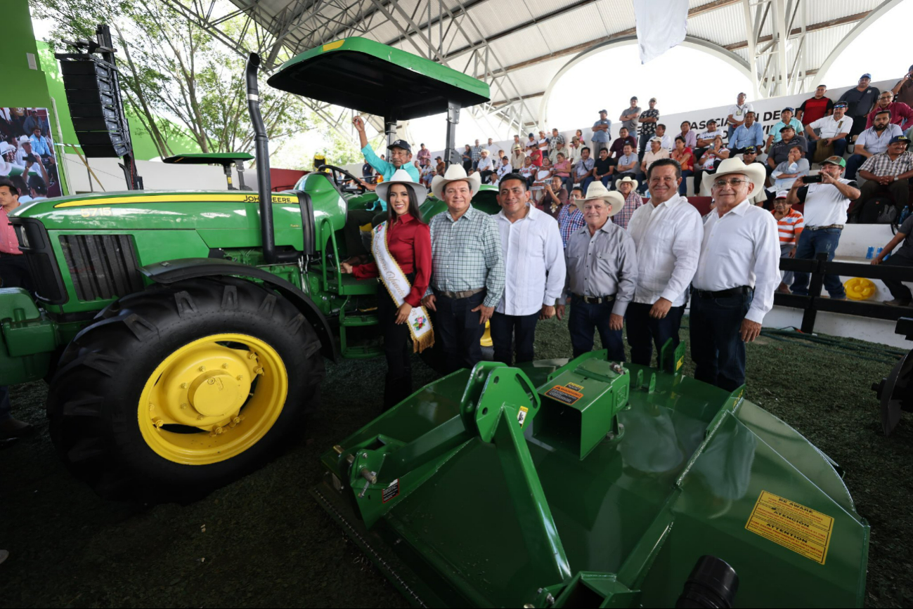 Joaquín Díaz Mena hace entrega de equipo en Día del Productor de Campo.