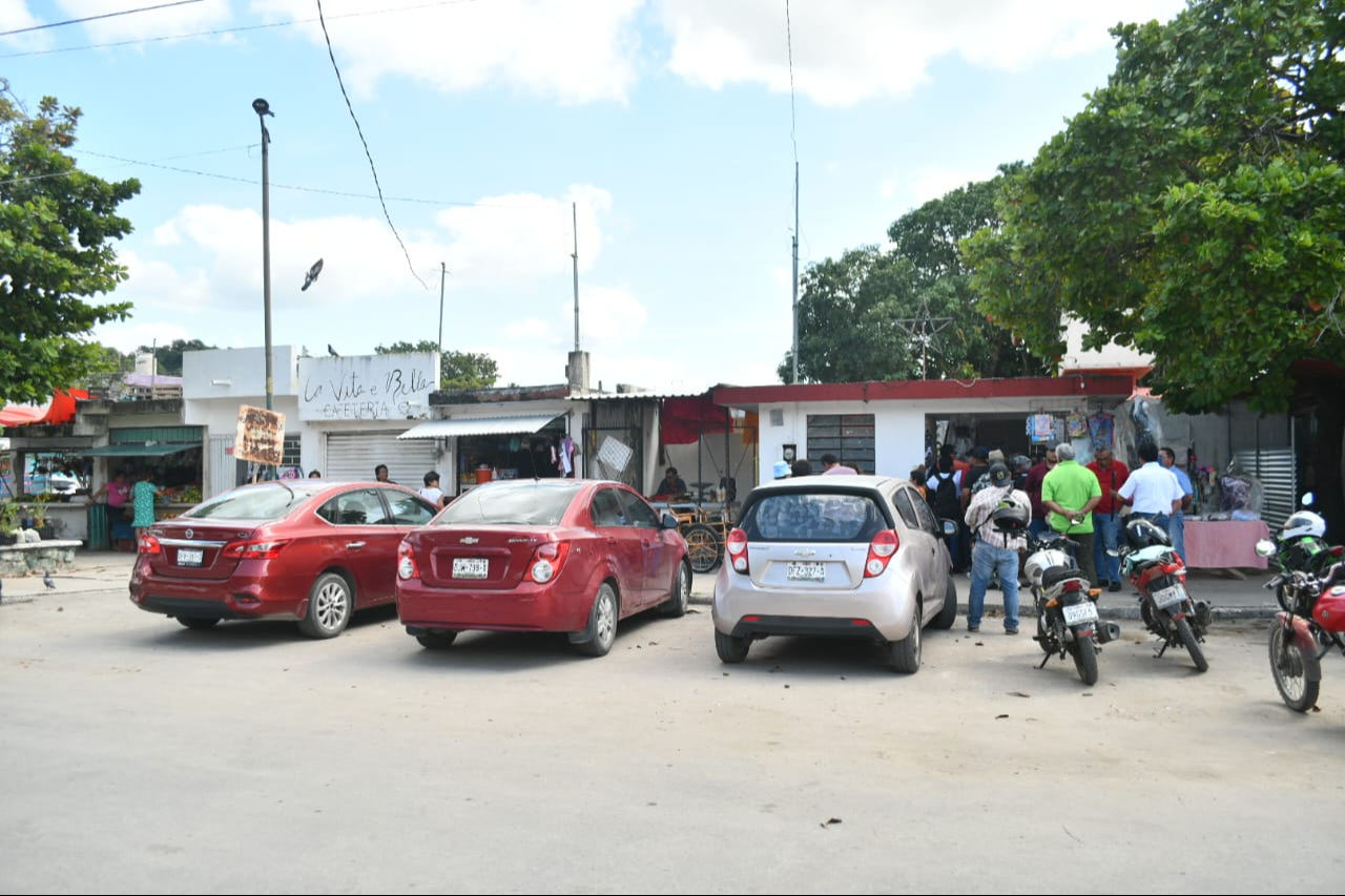 Pleito entre taxistas de Campeche y comerciantes por invasión de sitios de transporte 