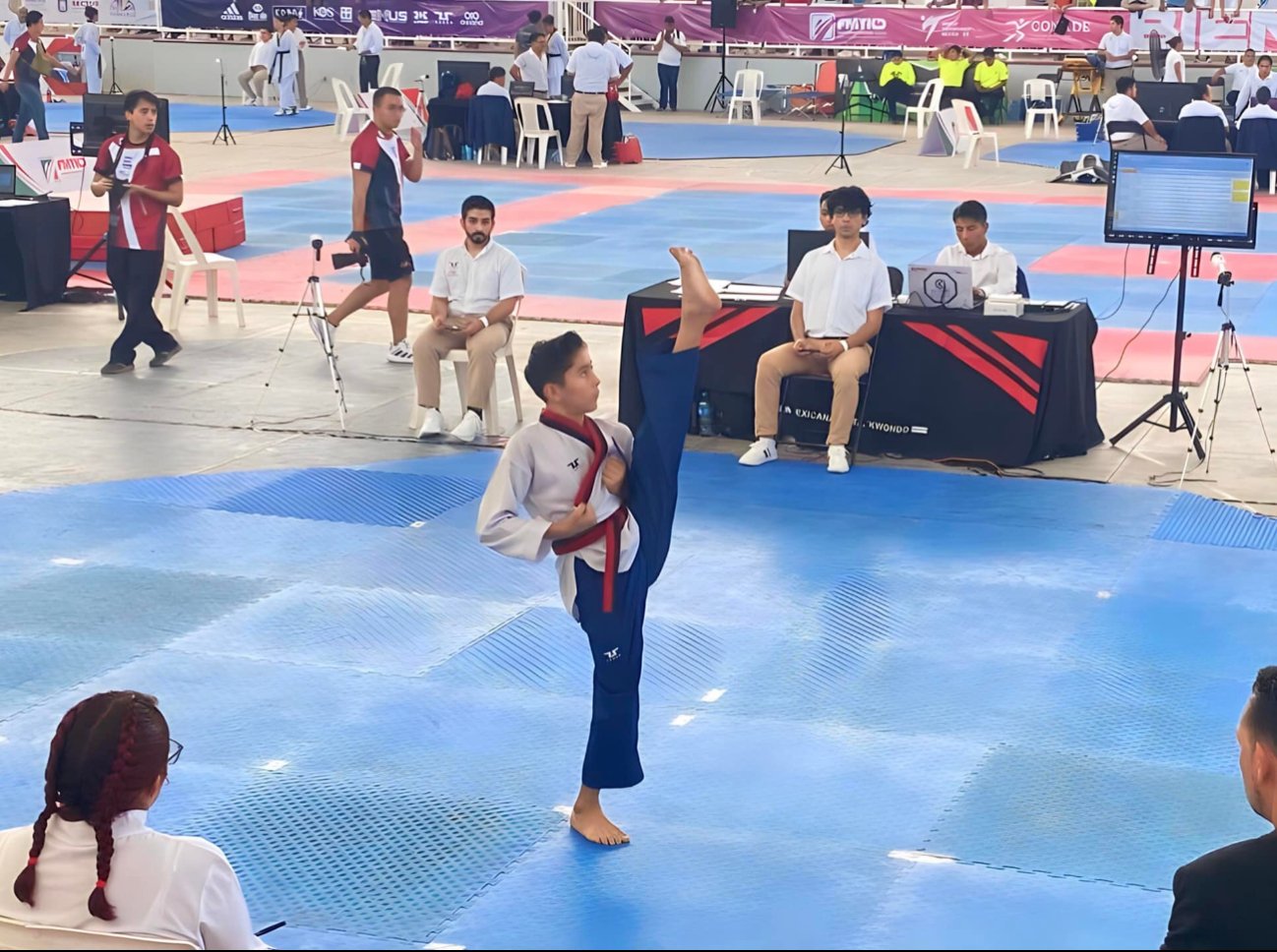 Joven se prepara para participar en el certamen internacional de taekwondo en Hong Kong