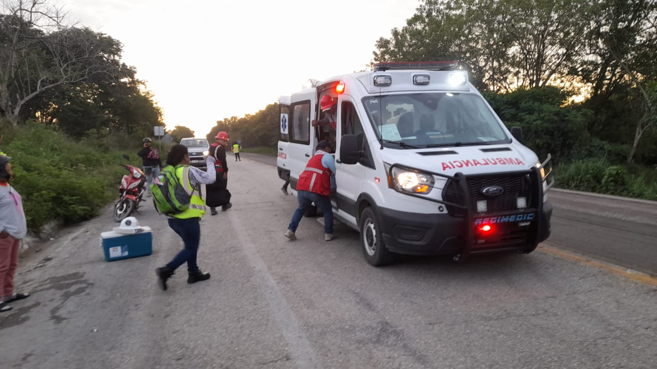 Motociclista sufre posible fractura pélvica tras derrape en Carretera Escárcega-Chetumal