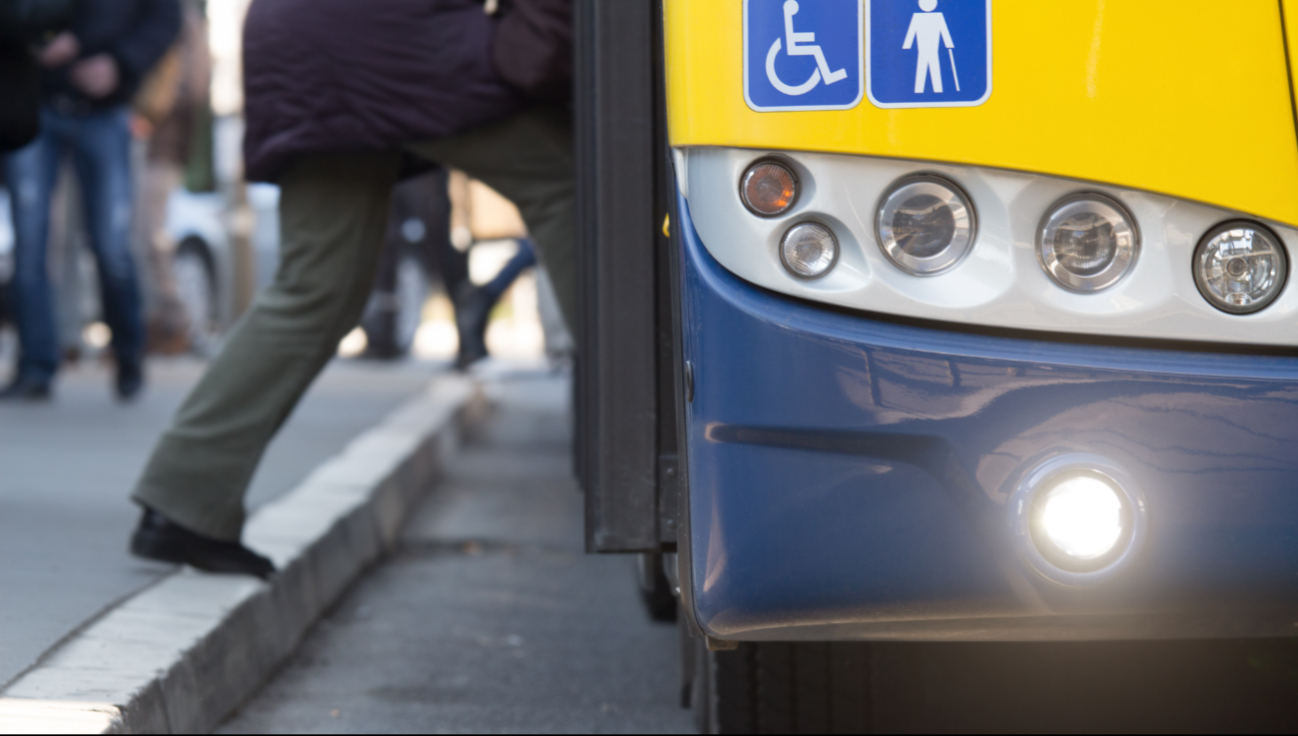 Las autoridades deben promover la accesibilidad mediante la adaptación del transporte público y el control del espacio público