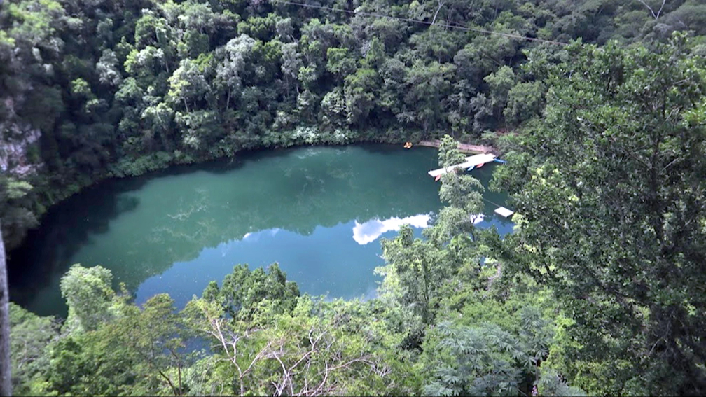 En Campeche, algunos de los cenotes más impresionantes incluyen el Cenote Miguel Colorado, Cenote Azul, Cenote Los Patos, Cenote K41 y Cenote Xtacumbilxuná