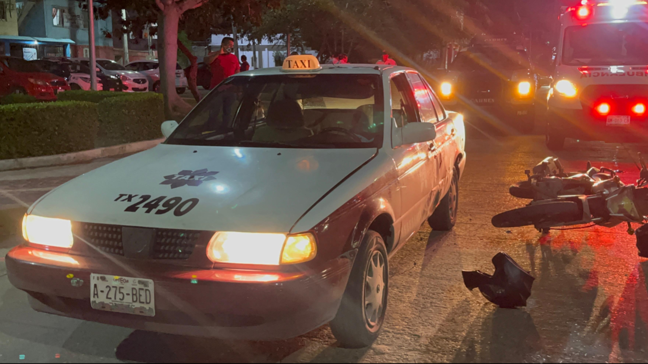 Los ocupantes de la motocicleta cayeron al pavimento y fueron atendidos por paramédicos de la Cruz Roja Mexicana