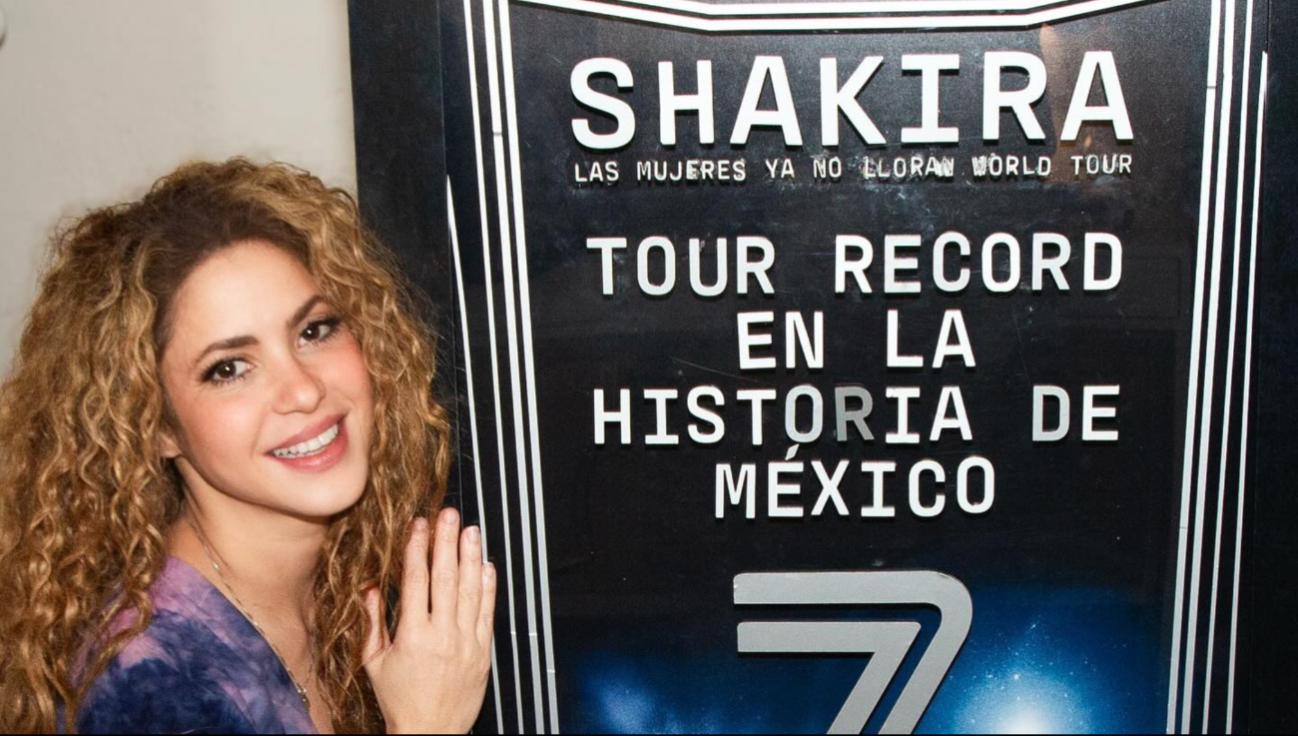 Shakira expresó su emoción y gratitud al recibir una placa que certifica que su "Las Mujeres Ya No Lloran World Tour"