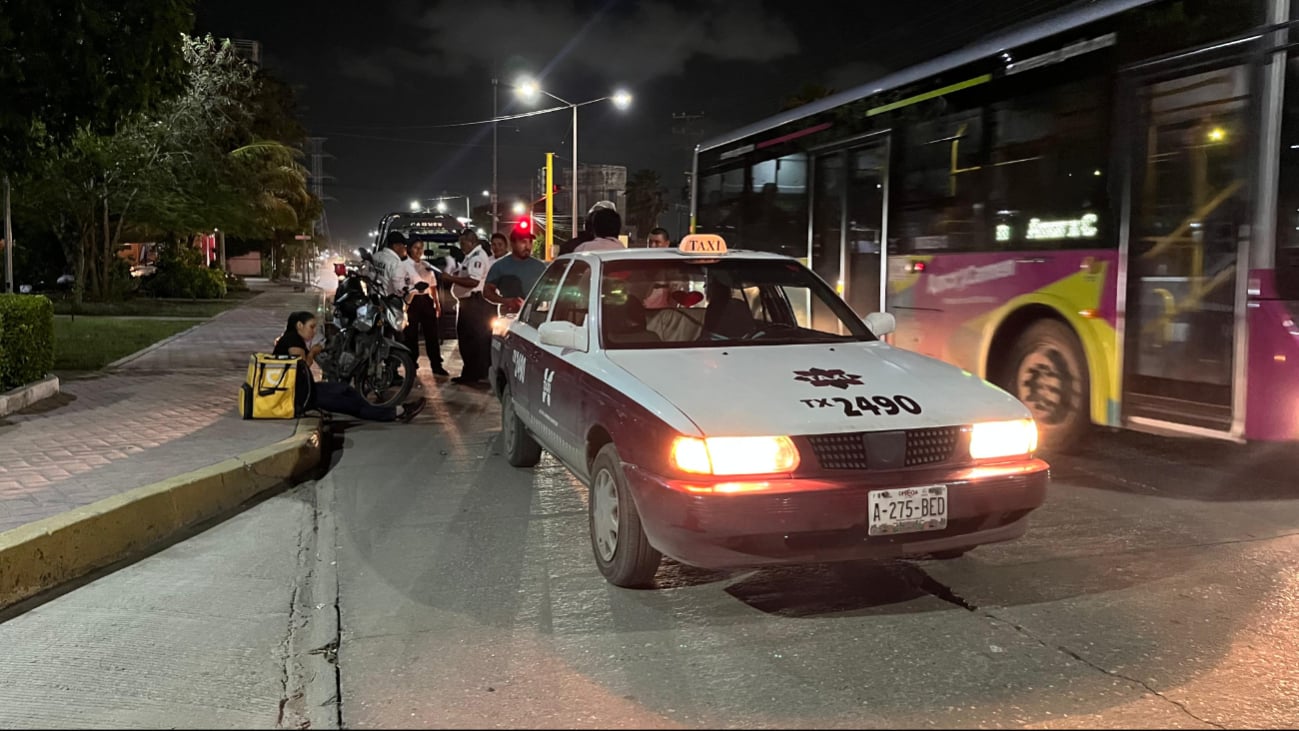 Un motociclista de moto mandaditos colisionó por alcance contra un taxi frente al fraccionamiento Arcila por no guardar la debida distancia