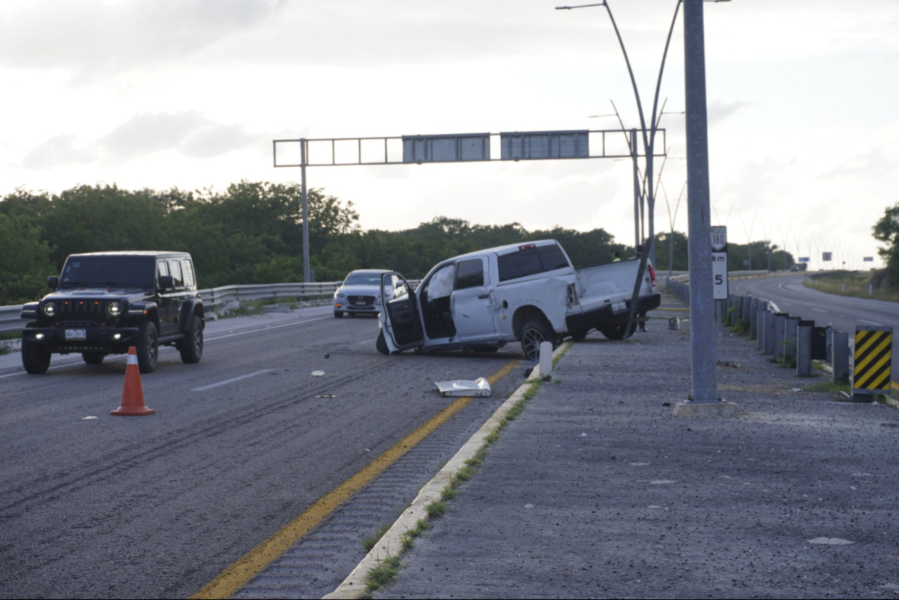 Conductor vuelca en periférico de Campeche y abandona su camioneta