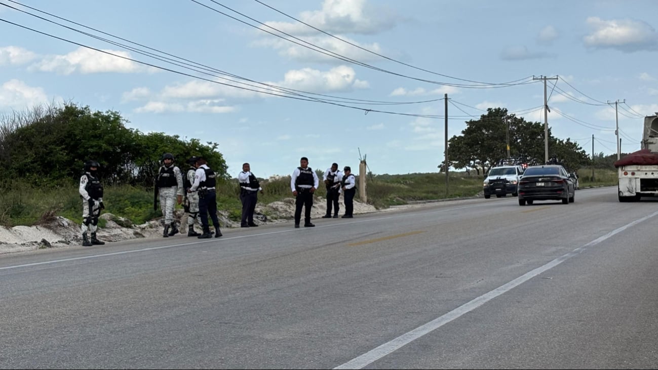 Autoridades de los tres órdenes de gobierno buscan el cuerpo de un hombre reportado en la carretera Carmen-Puerto Real