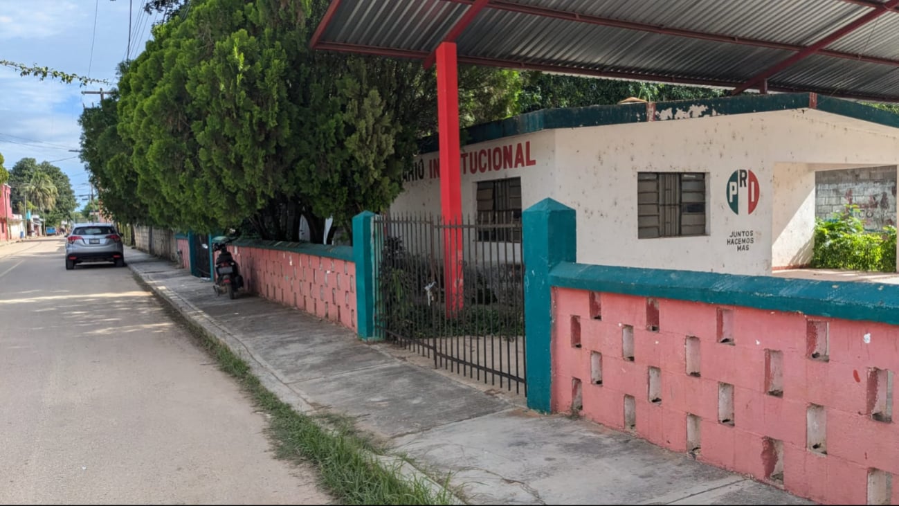 El edificio se encuentra en mal estado, lleno de plantas, basura y suciedad