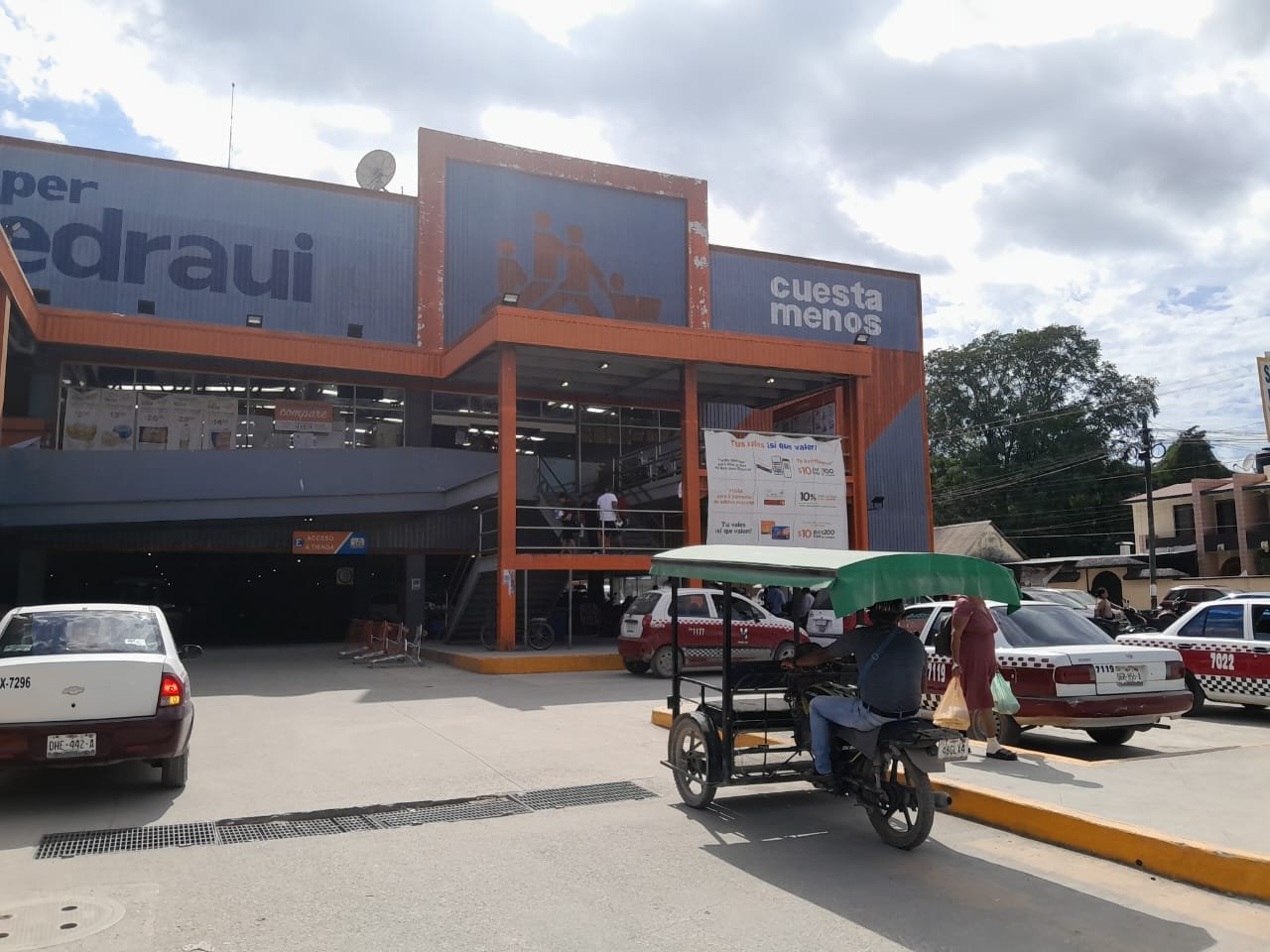 Un hombre fue asegurado por personal de seguridad privada al intentar salir de una tienda sin pagar en la colonia Centro