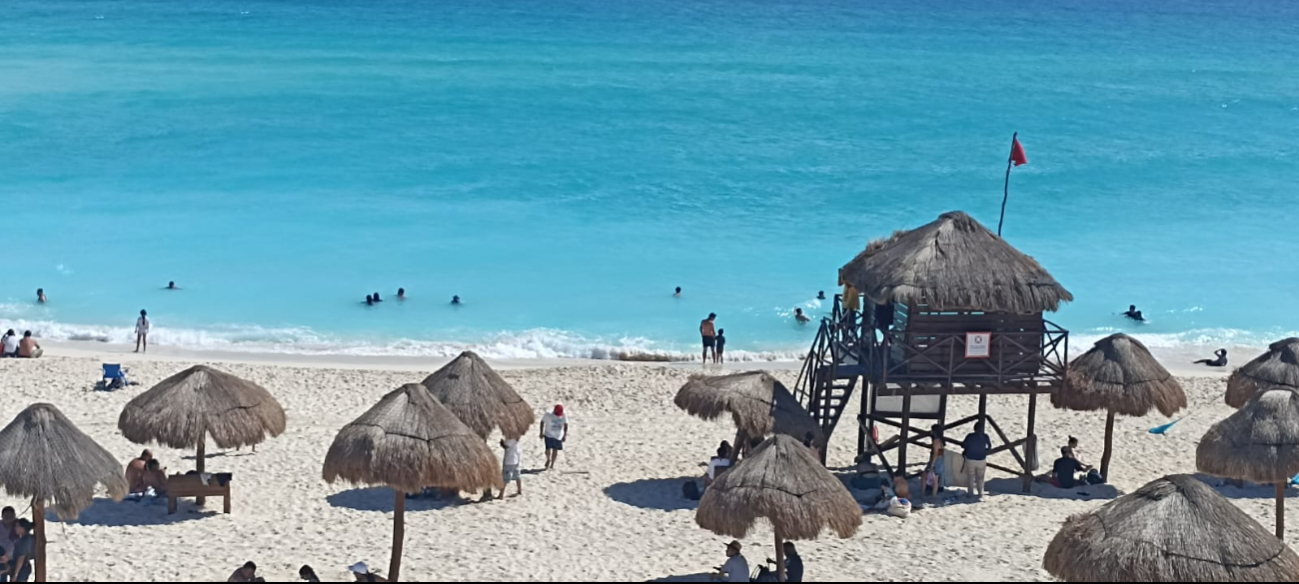 Algunas playas tienen la bandera roja, pero los turistas siguen nadando, con guardavidas exhortándolos a tener precaución