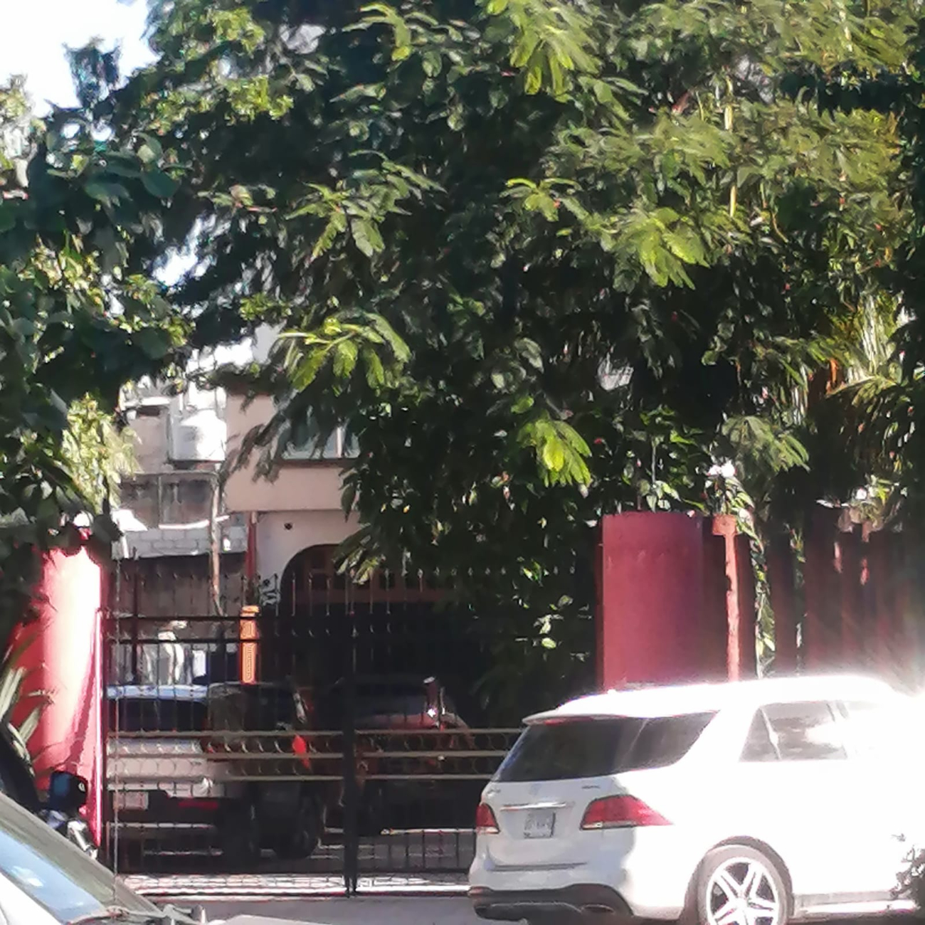 En su casa se observa una patrulla y un vehículo de la funeraria San José