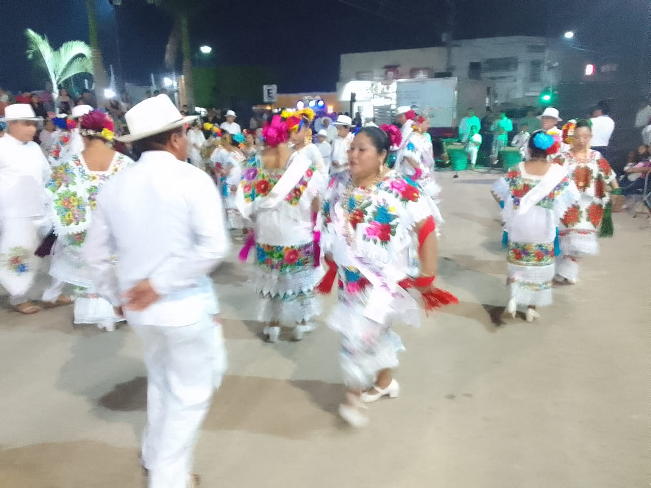 Grupos jaraneros participan en vaquería de radio XEPET