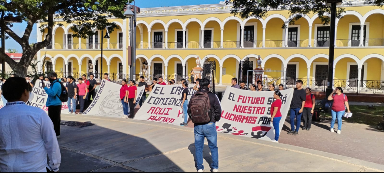 Más de 50 alumnos de la Escuela Normal Rural ‘Justo Sierra Méndez’ de Hecelchakán protestaron pacíficamente denunciando carencias y desvío de recursos