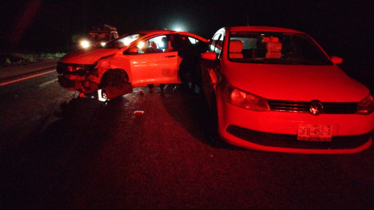 Paramédicos y policía llegaron al lugar para atender a los involucrados y dirigir el tránsito vehicular