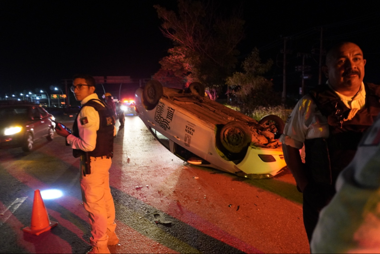 Mujer termina hospitalizada al volcar su auto  en la Héroe de Nacozari, en Campeche