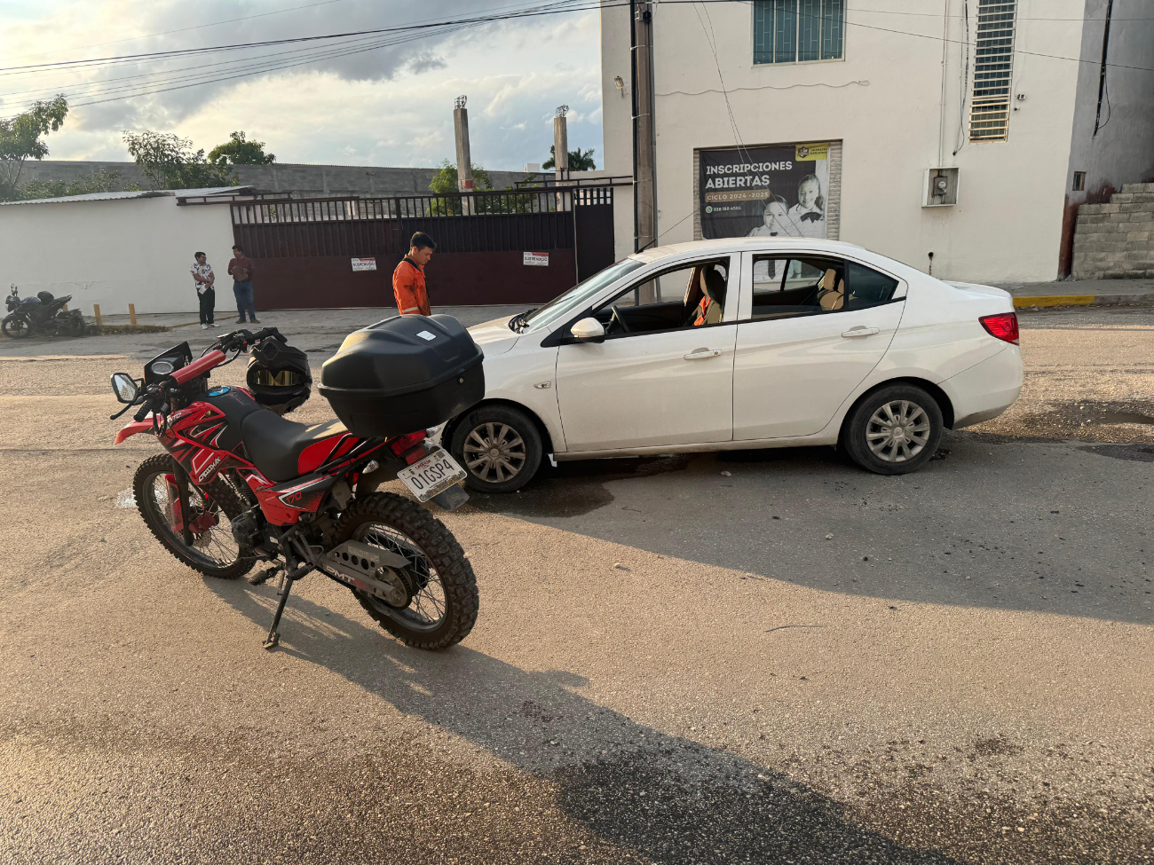 Cierra paso a motocicleta.