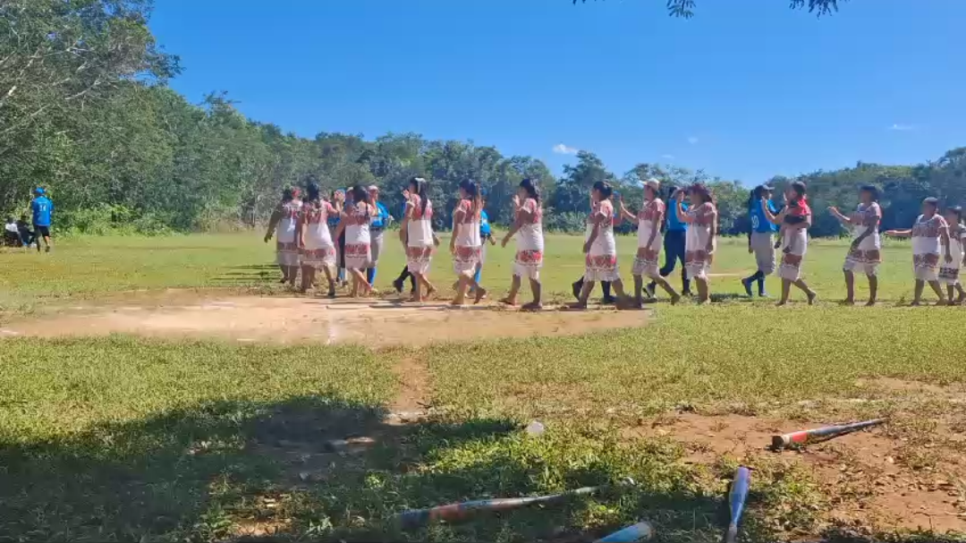 El ambiente en el juego de Las Diablillas y las Sultanas fue sano entre todos los asistentes.